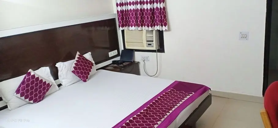 Deluxe Tek Büyük Yataklı Oda ( A/C )