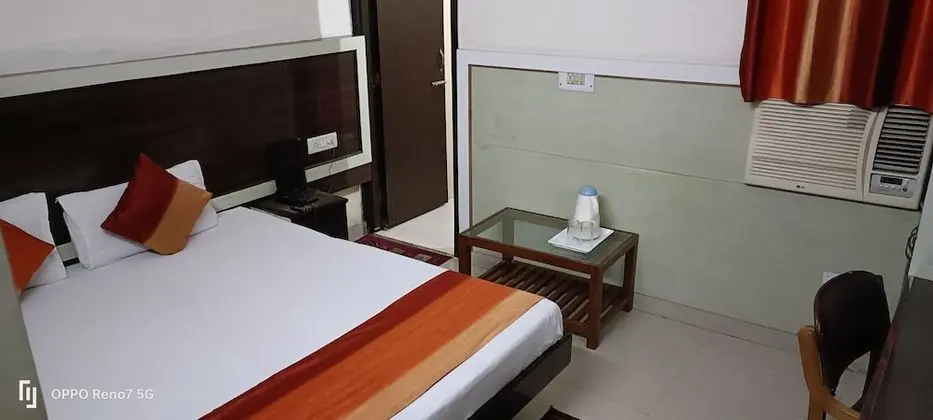 Deluxe Tek Büyük Yataklı Oda ( A/C )