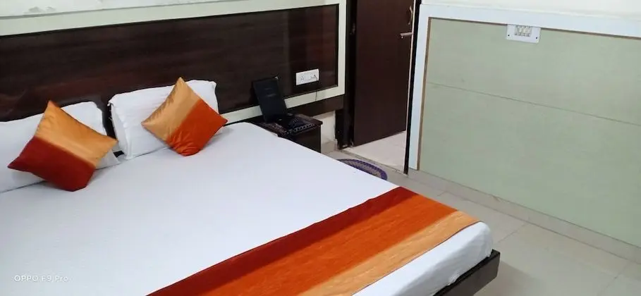 Deluxe Tek Büyük Yataklı Oda ( A/C )