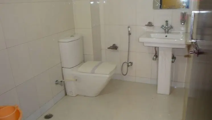 Deluxe Tek Büyük Yataklı Oda ( A/C )