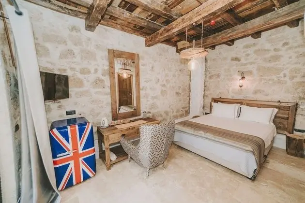 Deluxe Pool Room