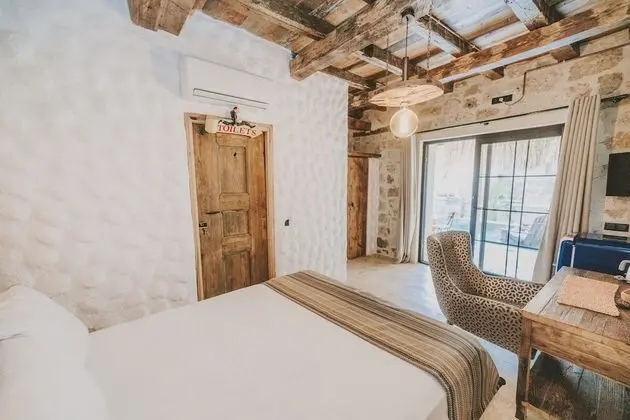 Deluxe Pool Room