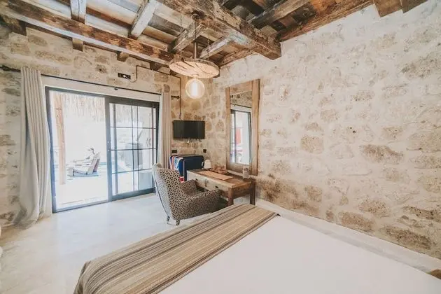 Deluxe Pool Room