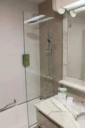 Tek Büyük veya İki Ayrı Yataklı Oda, Havuz Manzaralı