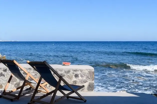 Cueva del Pescador, Seafront