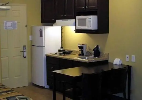 Oda, 1 Büyük (Queen) Boy Yatak, Sigara İçilmez (Efficiency, Pet Friendly)