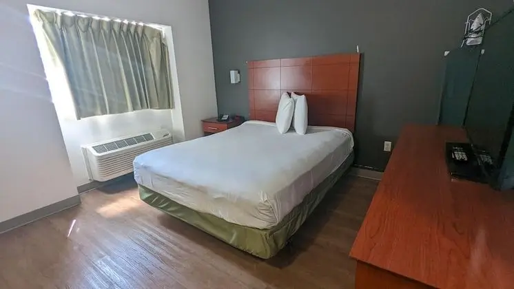 Standard Oda, 1 Büyük (Queen) Boy Yatak, Sigara İçilmez, Küçük Mutfak