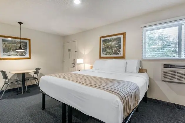 1 King Bed, Efficiency, Nonsmoking
