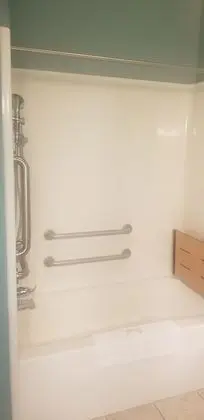 Süit, 1 Büyük (Queen) Boy Yatak, Engellilere Uygun, Sigara İçilmez (Efficiency, Roll-In Shower)