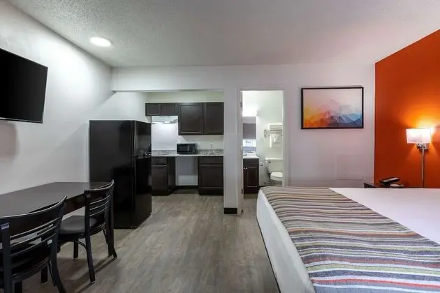 Deluxe Room, 1 Queen Bed, Non-Smoking, Kitchenette