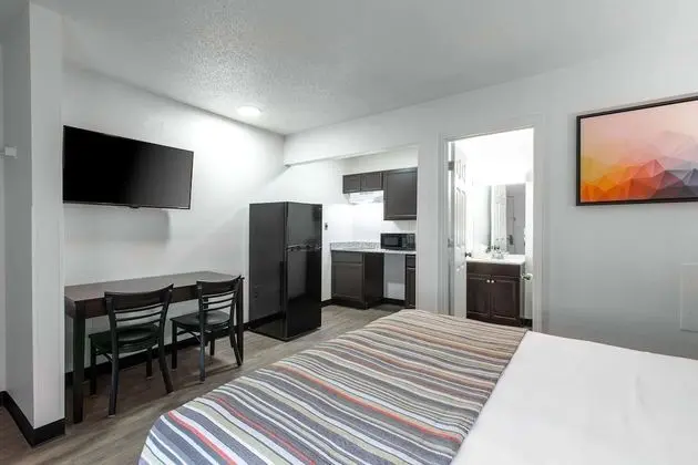 Deluxe Room, 1 Queen Bed, Non-Smoking, Kitchenette