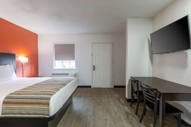 Deluxe Room, 1 Queen Bed, Non-Smoking, Kitchenette