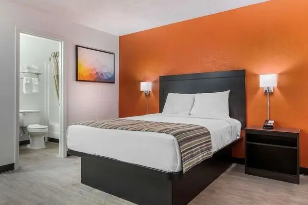 Deluxe Room, 1 Queen Bed, Non-Smoking, Kitchenette