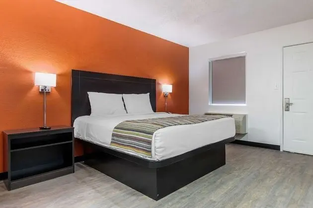 Deluxe Room, 1 Queen Bed, Non-Smoking, Kitchenette