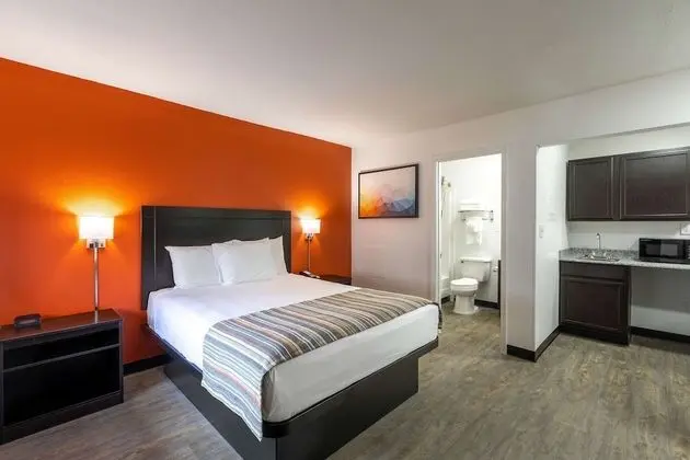 Deluxe Room, 1 Queen Bed, Non-Smoking, Kitchenette