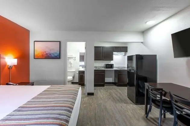 Deluxe Room, 1 Queen Bed, Non-Smoking, Kitchenette