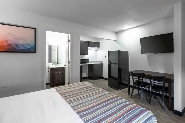 Deluxe Room, 1 Queen Bed, Non-Smoking, Kitchenette