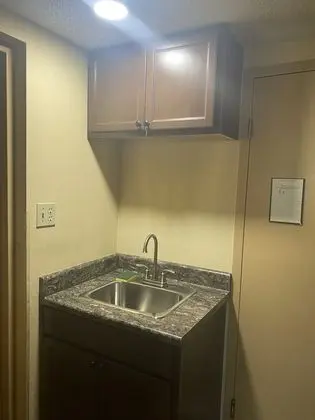 Oda, 2 Büyük (Queen) Boy Yatak, Sigara İçilmez (Efficiency, Pet Friendly)