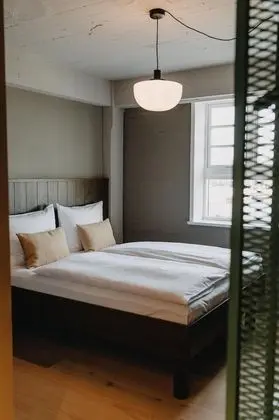 City Tek Büyük Yataklı Oda