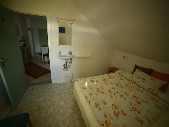 Tek Büyük veya İki Ayrı Yataklı Oda, Ortak Banyo