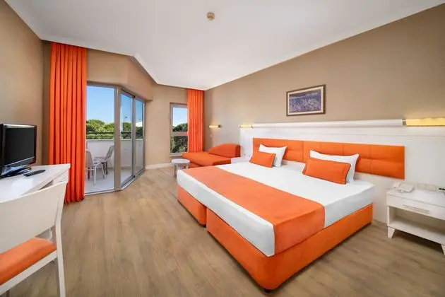 https://images.etstur.com/imgproxy/resize/2560x1440/files/images/hotelImages/etsrooms/516403/Sueno_Hotels_Beach_Side_20241014171856_0.jpg