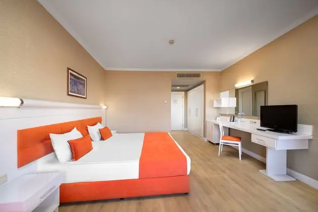 https://images.etstur.com/imgproxy/resize/2560x1440/files/images/hotelImages/etsrooms/516403/Sueno_Hotels_Beach_Side_20241014171856_3.jpg
