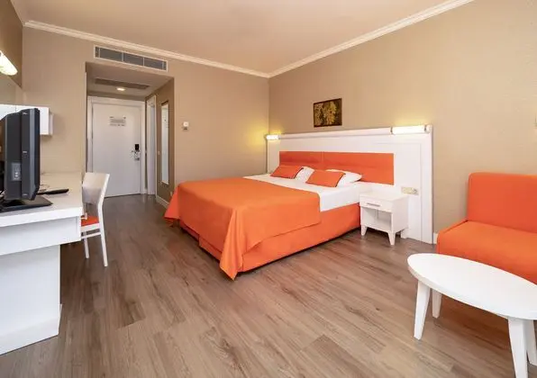https://images.etstur.com/imgproxy/resize/2560x1440/files/images/hotelImages/etsrooms/516403/Sueno_Hotels_Beach_Side_20241014172004_1.JPG