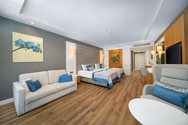 https://images.etstur.com/imgproxy/resize/2560x1440/files/images/hotelImages/etsrooms/516404/Sueno_Hotels_Deluxe_Belek_20241030102345_3.jpg