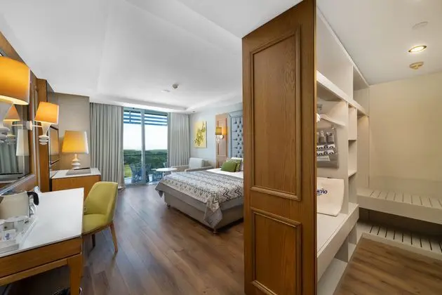 https://images.etstur.com/imgproxy/resize/2560x1440/files/images/hotelImages/etsrooms/516404/Sueno_Hotels_Deluxe_Belek_20241030123554_0.jpg