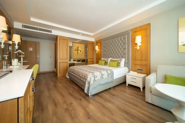 https://images.etstur.com/imgproxy/resize/2560x1440/files/images/hotelImages/etsrooms/516404/Sueno_Hotels_Deluxe_Belek_20241030123554_1.jpg