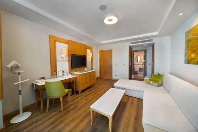 https://images.etstur.com/imgproxy/resize/2560x1440/files/images/hotelImages/etsrooms/516404/Sueno_Hotels_Deluxe_Belek_20241030123554_2.jpg
