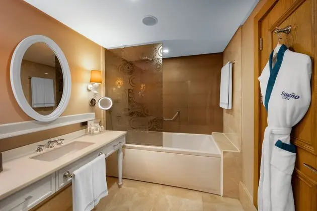 https://images.etstur.com/imgproxy/resize/2560x1440/files/images/hotelImages/etsrooms/516404/Sueno_Hotels_Deluxe_Belek_20241030123554_4.jpg