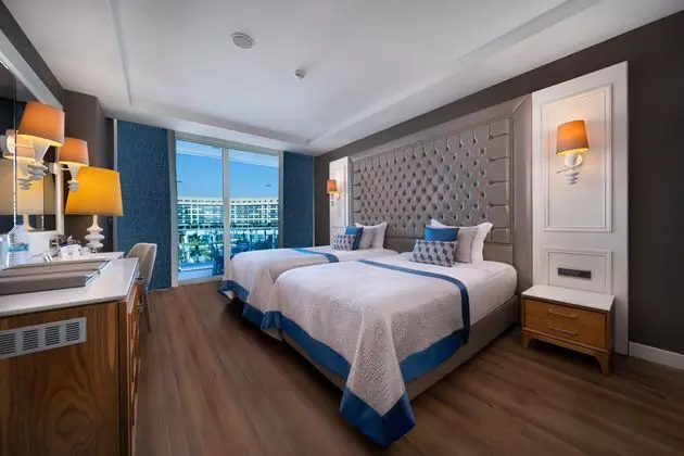https://images.etstur.com/imgproxy/resize/2560x1440/files/images/hotelImages/etsrooms/516404/Sueno_Hotels_Deluxe_Belek_20251002101112_4.jpg