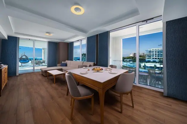 https://images.etstur.com/imgproxy/resize/2560x1440/files/images/hotelImages/etsrooms/516404/Sueno_Hotels_Deluxe_Belek_20251002101115_7.jpg