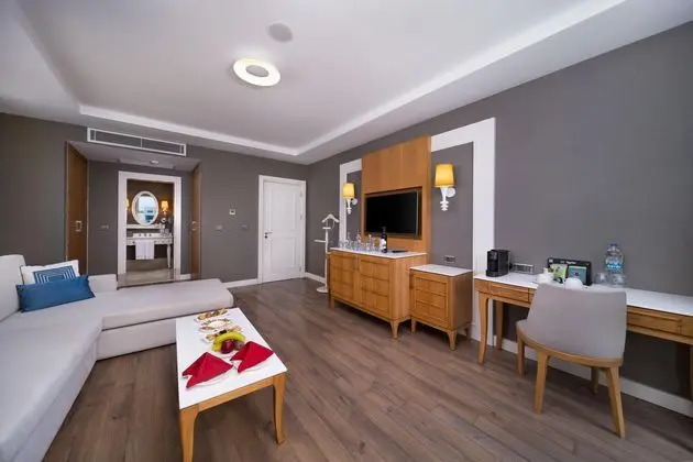 https://images.etstur.com/imgproxy/resize/2560x1440/files/images/hotelImages/etsrooms/516404/Sueno_Hotels_Deluxe_Belek_20251002101450_0.jpg