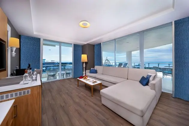 https://images.etstur.com/imgproxy/resize/2560x1440/files/images/hotelImages/etsrooms/516404/Sueno_Hotels_Deluxe_Belek_20251002101451_1.jpg