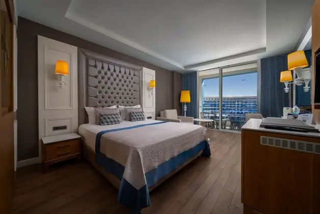 https://images.etstur.com/imgproxy/resize/2560x1440/files/images/hotelImages/etsrooms/516404/Sueno_Hotels_Deluxe_Belek_20251002101453_3.jpg