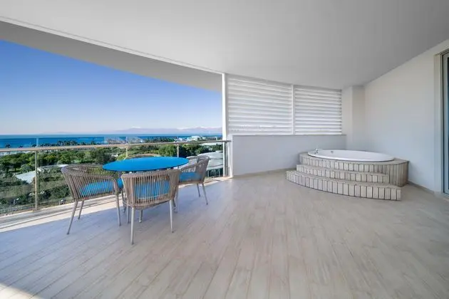 https://images.etstur.com/imgproxy/resize/2560x1440/files/images/hotelImages/etsrooms/516404/Sueno_Hotels_Deluxe_Belek_20251002101454_4.jpg