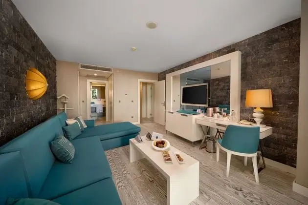 Sueno Suite Deniz Manzaralı Swim Up Oda