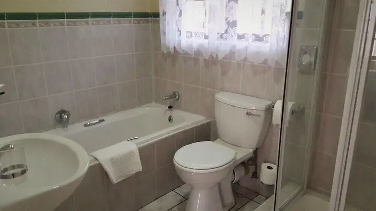 Tek Büyük Yataklı Oda, Havuz Manzaralı