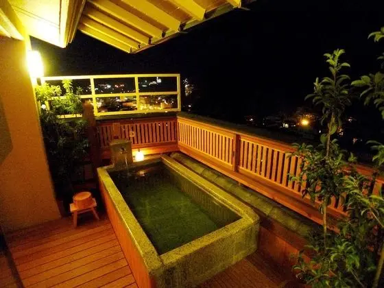 Süit (Japanese Western, Open Air Bath)