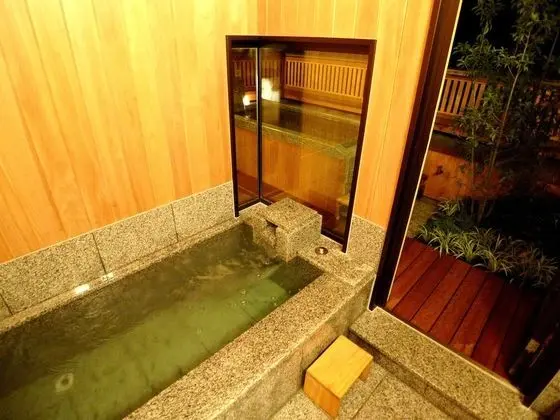 Süit (Japanese Western, Open Air Bath)