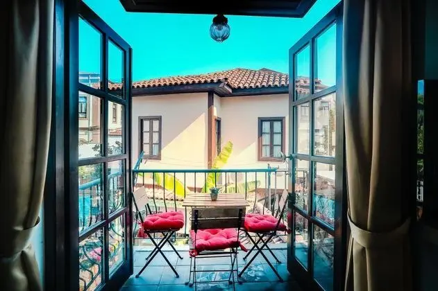 Apart Oda, Havuz Manzaralı, Balkonlu