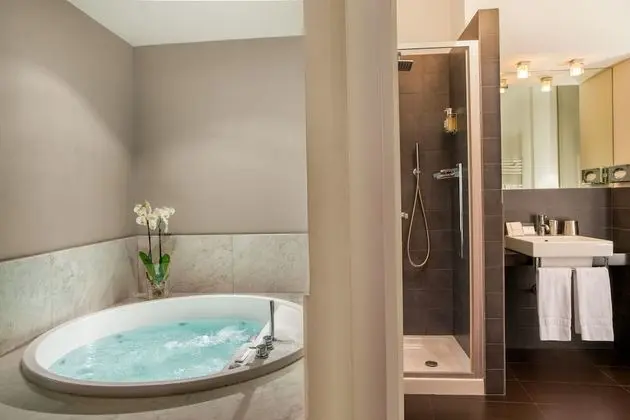 Süit, Sıcak Su Küveti