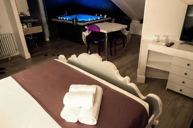 Tek Büyük Yataklı Oda, Jakuzi, Şehir Manzaralı (Violet)