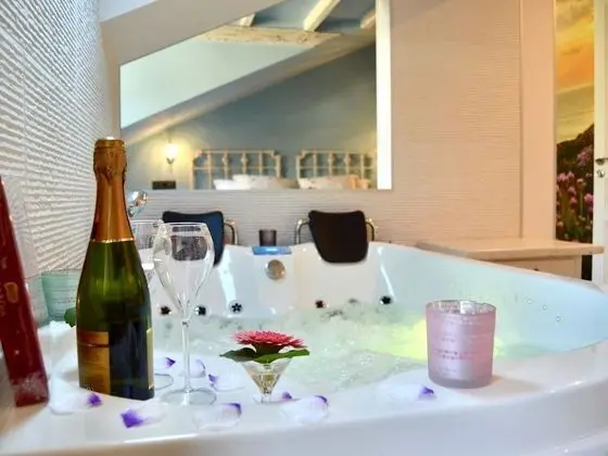 Süit, Sıcak Su Havuzu