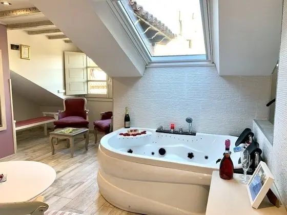 Süit, Sıcak Su Havuzu