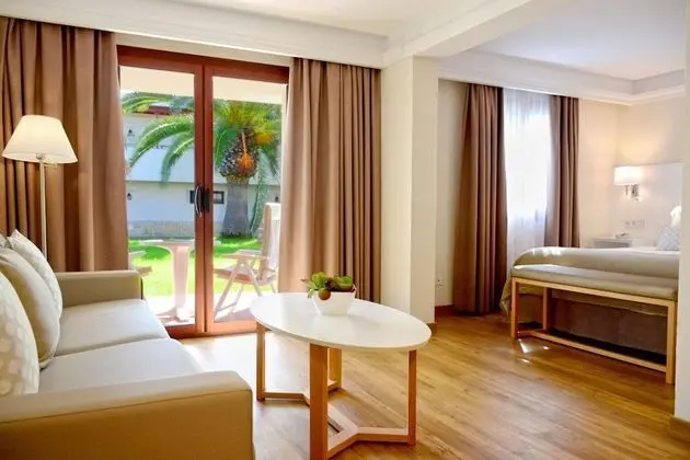 Junior Suite Pool View (2 adults and 2 child)