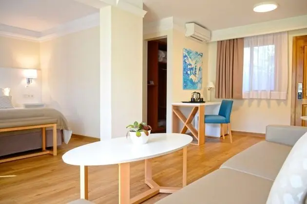 Junior Suite Pool View (2 adults and 2 child)