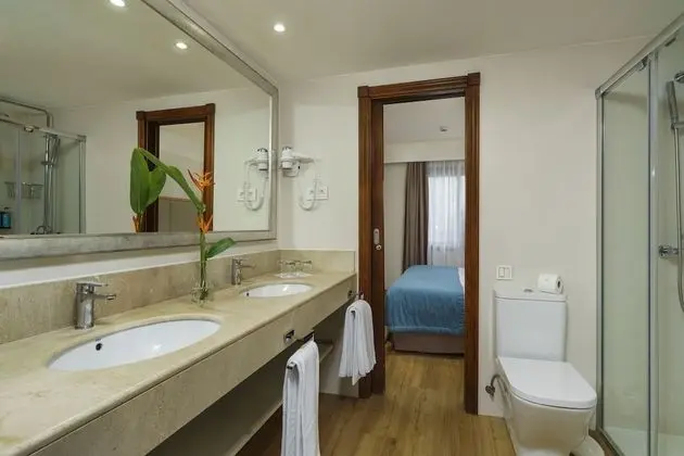 Suite (1 Adult + 2 Children)